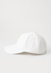 Căciulă de baseball albă cu vârful curbat, fabricată dintr-un material neted. Designul cu șase panouri include orificii mici pentru ventilație.