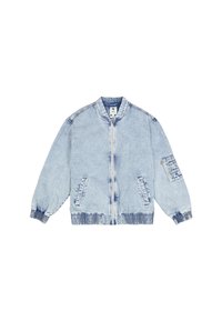 Veste bomber en denim bleu clair délavé avec fermeture éclair à l'avant, deux poches latérales, poignets et ourlet élastiques, et une poche zippée sur la manche gauche.