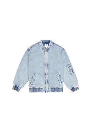 Lichtblauwe gewassen denim bomberjack met een rits aan de voorkant, twee zijzakken, elastische manchetten en onderzoom, en een ritszak op de linker mouw.