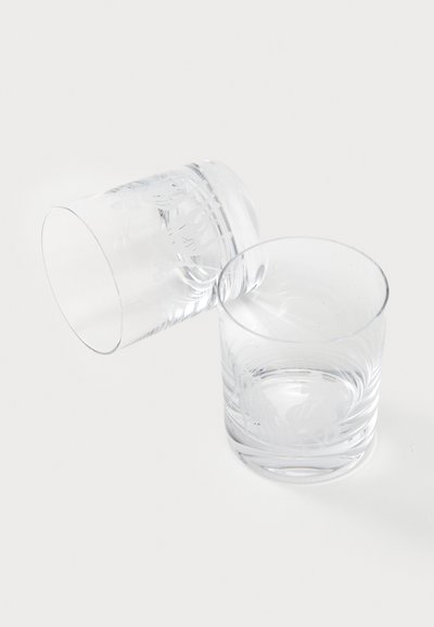 Divi skaidri stikla pūtītes, viena ir vertikālā stāvoklī, bet otra apgāzta, ar iegravētiem dekoratīviem rakstiem un gludu, spīdīgu virsmu.