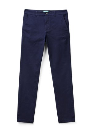 Chinos azul marino con un corte recto, elaborados en algodón. Cuentan con dos bolsillos laterales y un bolsillo trasero, con un cierre de botón en la cintura.