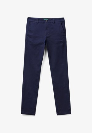 Marineblauwe chinos met een rechte pasvorm, gemaakt van katoen. Voorzien van twee zijzakken en een enkele achterzak, met een knoopsluiting op de taille.