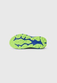 Semelle de chaussure avec une base en caoutchouc vert vif et un motif texturé, accentuée par des détails bleus le long du bord de la semelle et des cannelures.