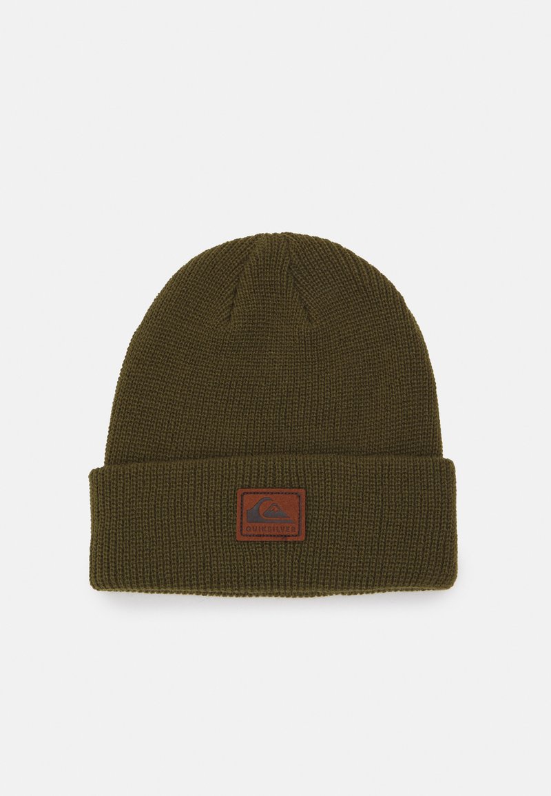 Olivovo zelená pletená čiapka s prehnutým lemom a štvorcovou hnedou koženou nášivkou s logom. Hrubá textúra, unisex dizajn.