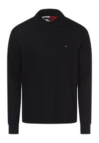 Černá polo košile s dlouhým rukávem má klasický límeček, tři knoflíky na zapínání a malou vyšitou logo na hrudi v kontrastních barvách.