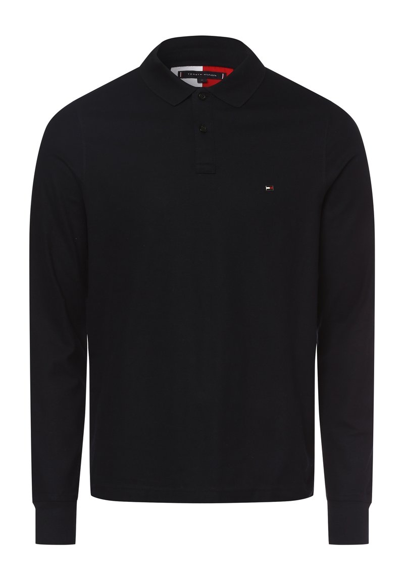 Černá polo košile s dlouhým rukávem má klasický límeček, tři knoflíky na zapínání a malou vyšitou logo na hrudi v kontrastních barvách.