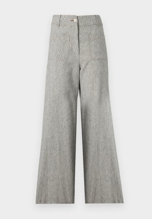 Pantaloni a gamba larga in tessuto grigio chiaro a righe con due tasche posteriori e chiusura frontale con bottone. Tessuto morbido con vestibilità sagomata.