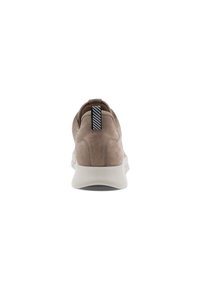 Barna velúr sneaker, bézs textúrájú talppal, hátulján fekete-fehér csíkos rész helyezkedik el a húzófülnél.