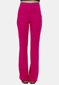 Pantaloni fucsia su misura con design a gamba dritta, realizzati in tessuto morbido. Presentano una vita media e sottili pieghe sul davanti.