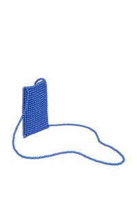 Blaue Perlenhandtasche in rechteckiger Form, mit einem Schultertragegurt aus passenden Perlen, glatter Textur und ohne zusätzliche Muster.