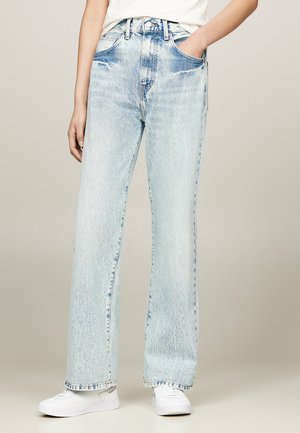 Lyseblå høyt liv jeans laget av denim, med vid benkutt, fem lommer og lett slitasje på stoffet.