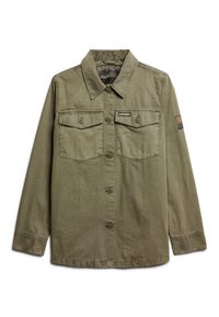 Olijfgroene, langesleeve jas van zacht stof. Beschikt over twee voorzakken, een knoopsluiting en branding op de borst en mouw.