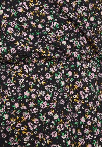 Tessuto nero con piccoli motivi floreali multicolori in rosa, bianco, verde e giallo. Superficie testurizzata con leggeri dettagli di arricciatura.