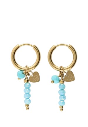 Pendientes de aro de oro con cuentas colgantes azul claro y pequeños colgantes de corazón de oro grabados con "ámame como te amas a ti mismo."