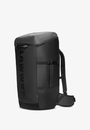 Rucsac negru cu o textură netedă, cu capac cu fermoar, curele laterale și un logo pe față; include curele de umăr căptușite și un accent portocaliu.