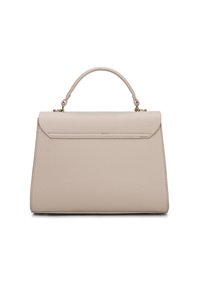 Borsa a mano in pelle beige con una forma strutturata, manico superiore e chiusura a patta. Presenta una finitura testurizzata sottile e dettagli in metallo dorato.
