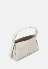 Borsa a tracolla in pelle bianca con chiusura a zip e una tracolla larga e regolabile. Texture morbida, forma rettangolare, design minimalista e branding sottile.