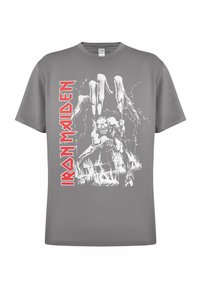 Grå bomulls t-skjorte med et hvitt grafisk bilde av en figur som holder skjelettføtter med ild- og lyn-elementer. "Iron Maiden" er trykt i rødt.
