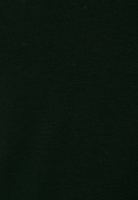 Tela de algodón verde oscuro con una textura suave, que presenta un color sólido y uniforme sin patrones ni acentuaciones notables.