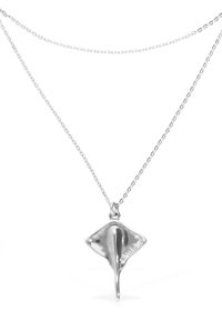 Collar plateado con un colgante en forma de mantarraya, de diseño elegante y contorneado, con una superficie lisa y reflectante. Dos cadenas delicadas.