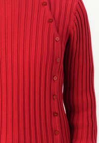Rode geribbelde lange mouwen cardigan met verticale strepen en een diagonale rij rode knopen aan de voorkant.
