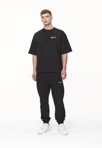 Pegador ANTIGUA BOXY TEE - Apdrukāts T-krekls - washed black