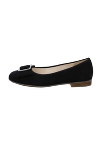 Ballerina in suede nero con una fibbia metallica quadrata sulla punta, forma arrotondata e tacco basso impilato per il massimo comfort.