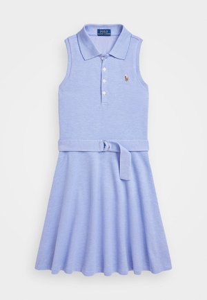 Robe sans manches bleu clair avec un col polo, une patte de boutons à cinq boutons et une taille ceinturée, dotée d'un petit logo brodé sur la poitrine.