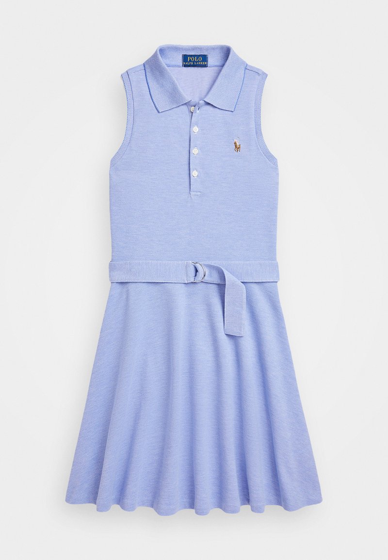Lyseblå ermeløs kjole med polo krage, fem knappes placket og belte i midjen, med et lite brodert logo på brystet.