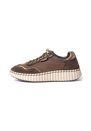Baskets en daim marron avec accents dorés, lacets à l’avant, et semelle blanche épaisse à nervures, vues de côté sur fond blanc.