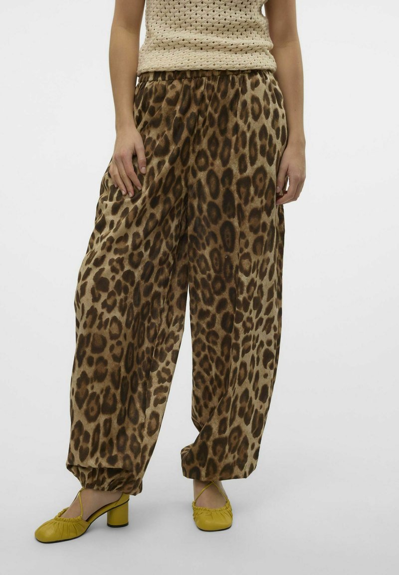 Leopardprint brede benbukser i blødt stof med elastisk talje. Sammen med gule blokhælede sko for en dristig kontrast.