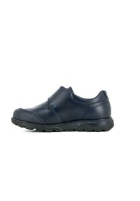 Chaussure slip-on en cuir bleu marine avec un bout arrondi, des coutures d'accent texturées et une semelle en caoutchouc noir dotée d'un motif antidérapant.