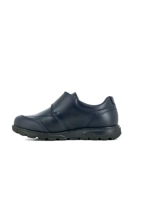 Zapato slip-on de cuero navy con punta redondeada, costuras de acento texturizadas y una suela de goma negra con un patrón antideslizante.