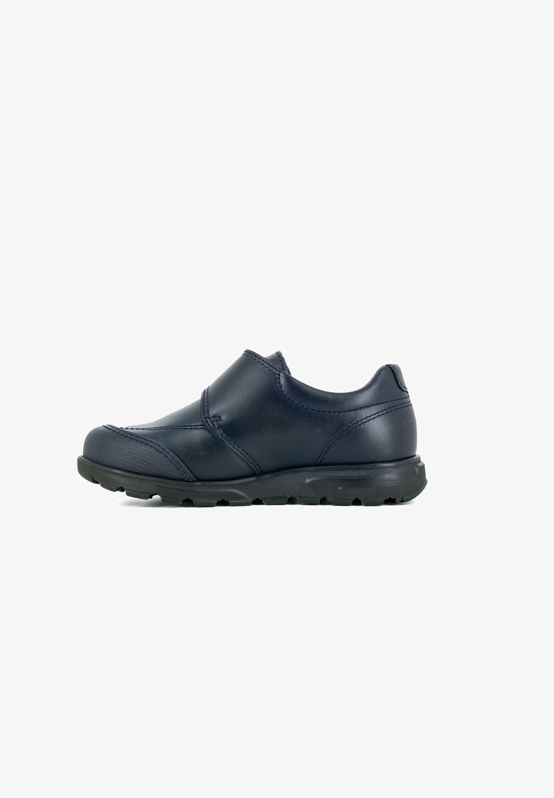 Zapato slip-on de cuero navy con punta redondeada, costuras de acento texturizadas y una suela de goma negra con un patrón antideslizante.