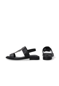 Schwarze Leder-Sandalen mit offener Zehenpartie, verstellbarem Riemen und dekorativem metallischen Akzent. Glatte Textur mit einer flachen Gummisohle.