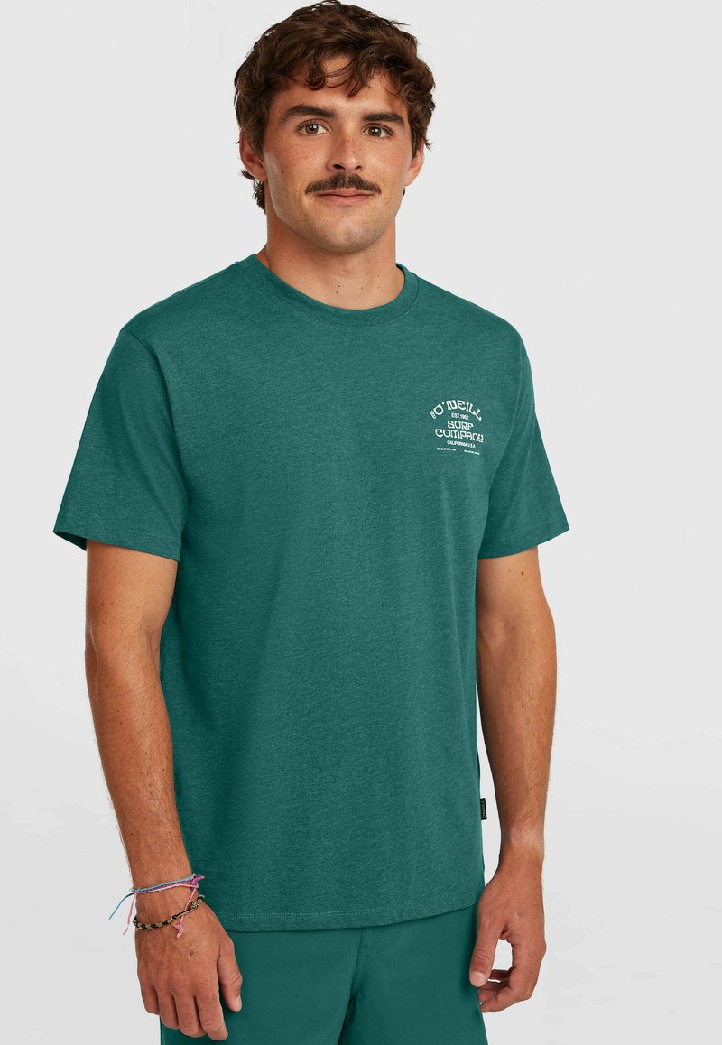 Krátké tričko s krátkým rukávem v barvě modrozelené, vyrobené z texturované látky s kulatým výstřihem. Na levé straně je malý bílý potisk loga.
