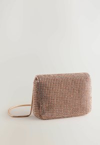 Rózsa arany színű, hálós clutch táska, téglalap alakú, lánc pánttal, csillogó, texturált felülettel és fémes részletekkel.