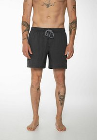 Pantaloni da bagno grigio scuro con cintura elastica, coulisse bianca e tasca laterale; tessuto leggero con una superficie liscia.