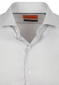 Wit en grijs geblokt overhemd van gestructureerde stof, met een button-down kraag en twee parelknoopjes op de sluiting.