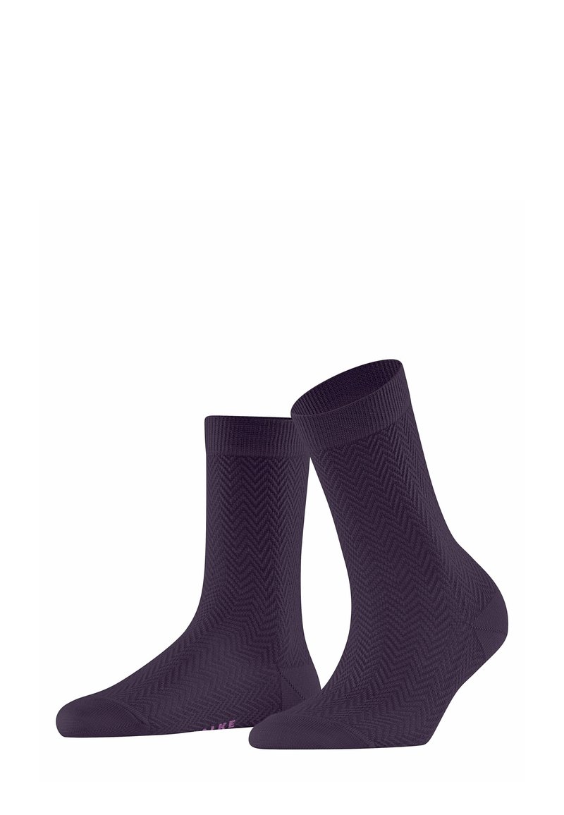 Chaussettes violettes avec un motif chevron, de longueur mi-mollet, fabriquées en matériau tricoté extensible, dotées d'un poignet côtelé et d'un bout lisse.