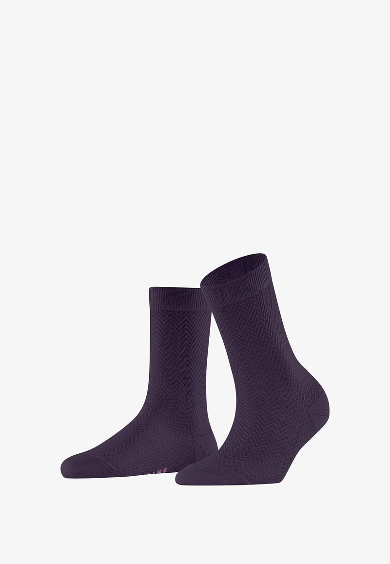 Chaussettes violettes avec un motif chevron, de longueur mi-mollet, fabriquées en matériau tricoté extensible, dotées d'un poignet côtelé et d'un bout lisse.