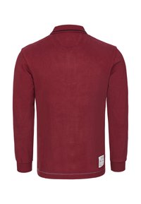 Maglietta bordeaux a maniche lunghe con collo a costine, cuciture a contrasto e un'etichetta in basso a destra. Tessuto liscio, design casual.