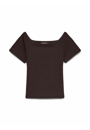 Sort kortærmet ribstrikket top med bred, off-shoulder halsudskæring og en tætsiddende silhuet.