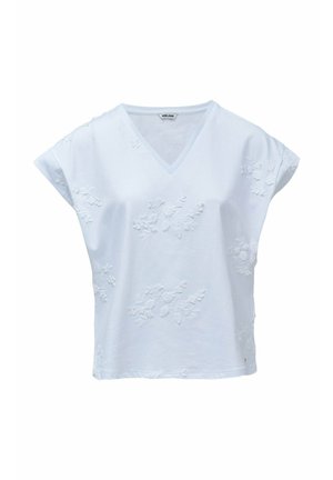 Blusa blanca de manga corta y escote en V con sutiles patrones florales bordados, corte holgado y tela ligera.