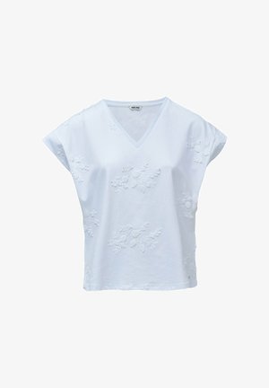 Blusa blanca de manga corta y escote en V con sutiles patrones florales bordados, corte holgado y tela ligera.