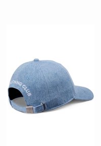 Căciulă din denim de culoare albastră deschisă, cu inscriptionarea "Nothing Club" brodată în alb, cu curea ajustabilă și accesorii metalice. Vizieră curbată, design structurat.