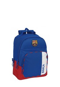 Niebieski i czerwony plecak wykonany z materiału, z dużą kieszenią z przodu, logo FC Barcelony oraz białą paską z napisem "BARÇA". Regulowane szelki.