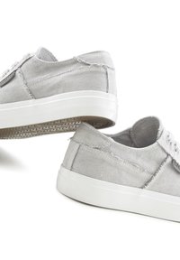 Graue Segeltuch-Sneaker mit strukturierter Oberfläche, weißen Gummisohlen und sichtbaren Nähdetails. Niedrigschuh-Design mit Schnürverschluss.