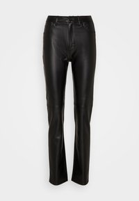 Pantalons en cuir noir avec une texture lisse, coupe slim et taille standard, dotés d'une fermeture à bouton et de deux poches avant.