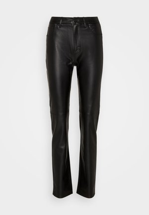 Pantalons en cuir noir avec une texture lisse, coupe slim et taille standard, dotés d'une fermeture à bouton et de deux poches avant.